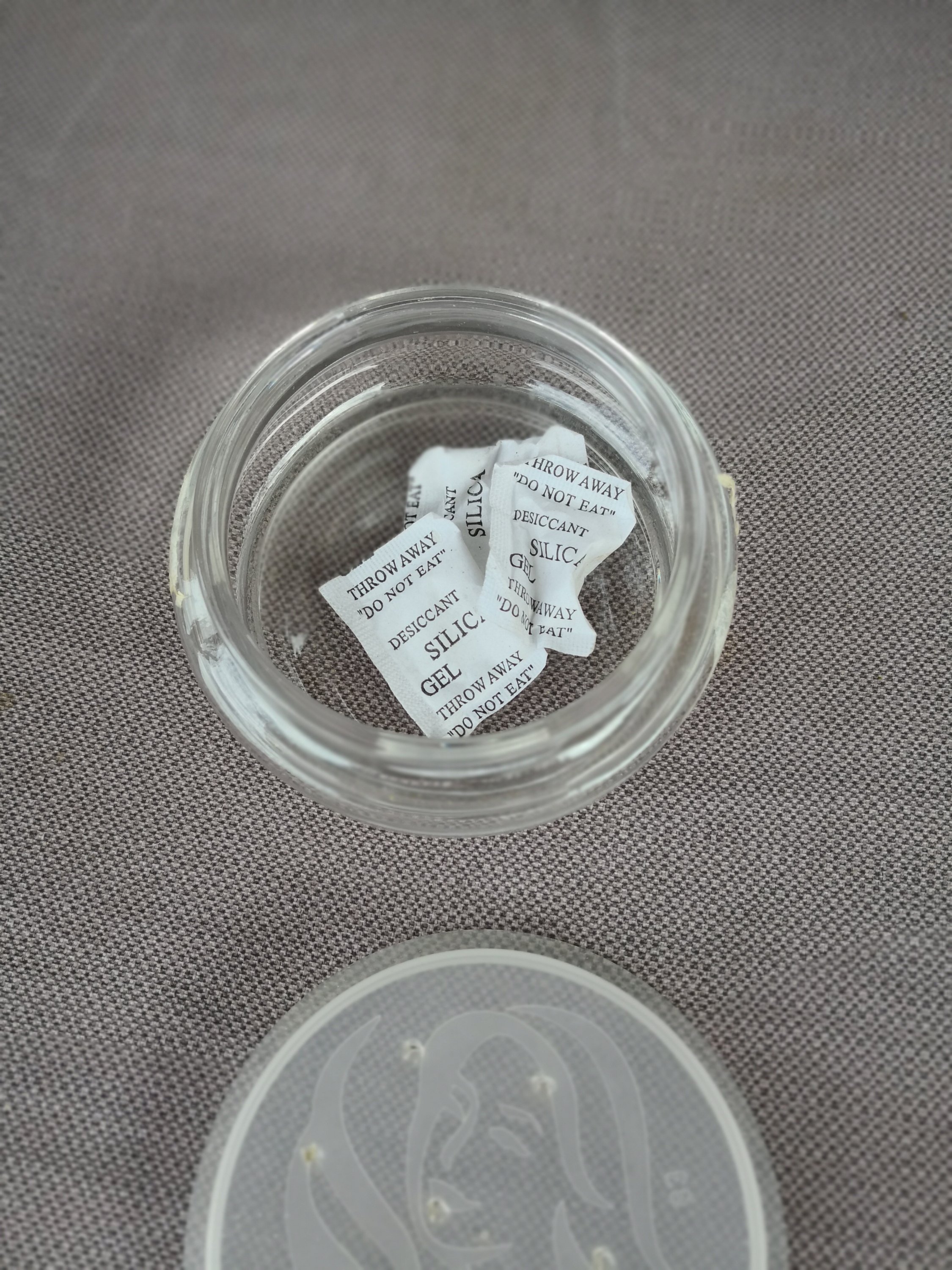 Silica gel in the lid