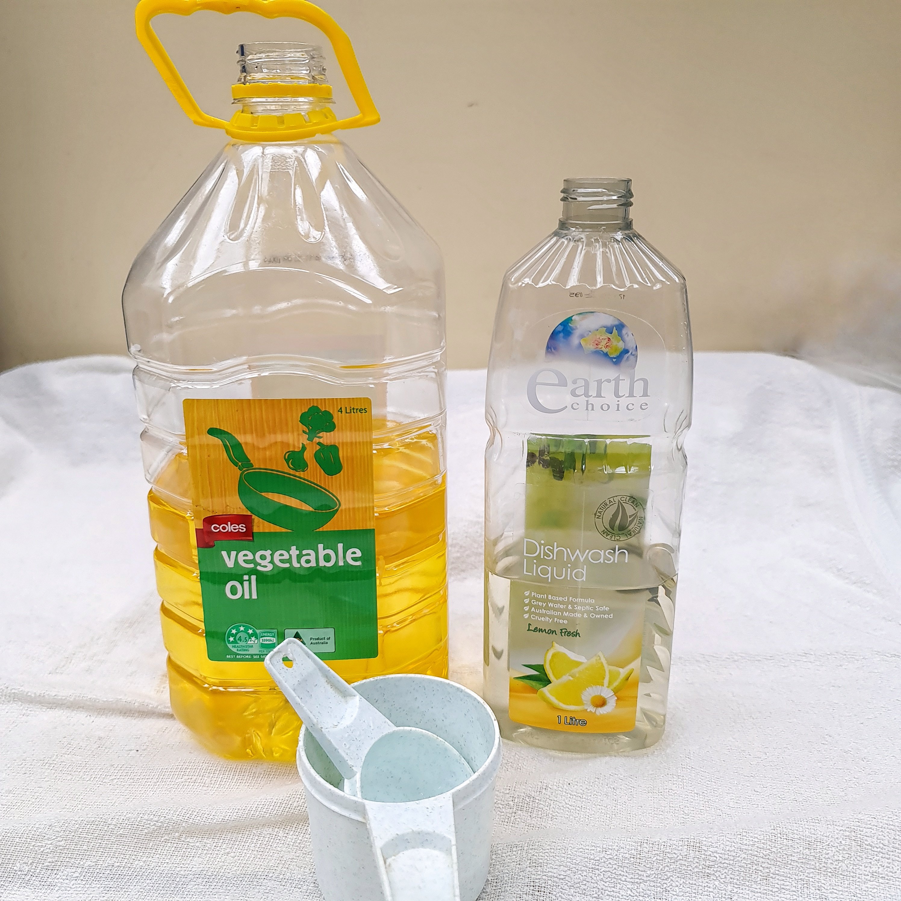 Dishwashing liquid and vegetable oil are all the ingredients you need,